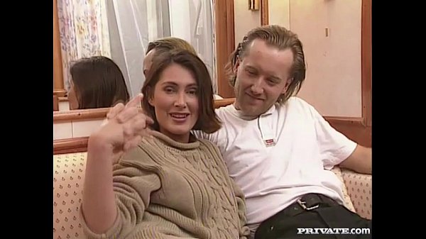 Tyylikäs MILF Gina haluaa kovaa seksiä